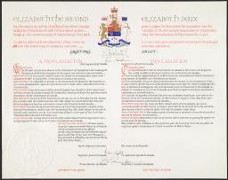 Un document officiel sur lequel on peut lire « Elizabeth Deux » et, plus bas, « Proclamation ». Le texte en anglais et en français annonce une nouvelle constitution pour le Canada.