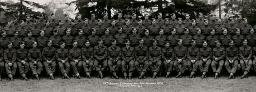 Plusieurs dizaines d’hommes en uniforme militaire.
