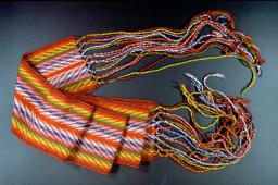 Une ceinture fléchée aux couleurs vives.