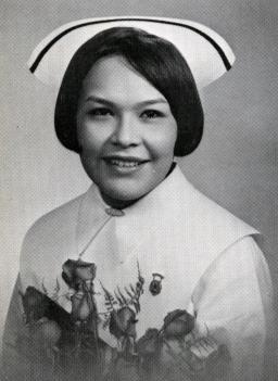 Photo d’album de finissantes d’une femme portant une coiffe d’infirmière blanche.