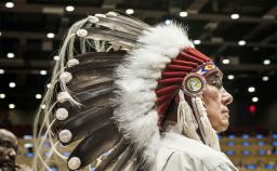 Un homme portant une coiffe en plumes d’aigle.