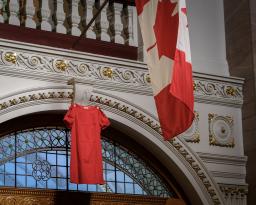 Une robe rouge est suspendue devant le parlement de la Colombie-Britannique en souvenir des femmes, des filles et des personnes 2ELGBTQI+ autochtones disparues ou assassinées.