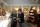 Deux femmes regardent un bijou. Elles sont debout dans un magasin rempli de marchandises colorées.