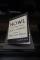 Un livre dans une exposition. Sur la couverture, on peut lire : The Pocket Poets Series. Howl and Other Poems. Allen Ginsberg. Introduction by William Carlos Williams. Number Four.