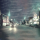 Photographie floue de la rue principale d’une petite ville des années 1970 au crépuscule, avec des enseignes au néon et des lampadaires illuminés.