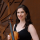Portrait de Sonia Lazar qui tient un violon