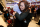 Une femme enlace sa tante à son arrivée à l'aéroport de Winnipeg.