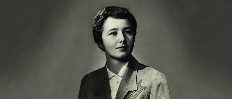 Portrait en noir et blanc d’une femme qui regarde vers notre droite. Visibilité masquée.