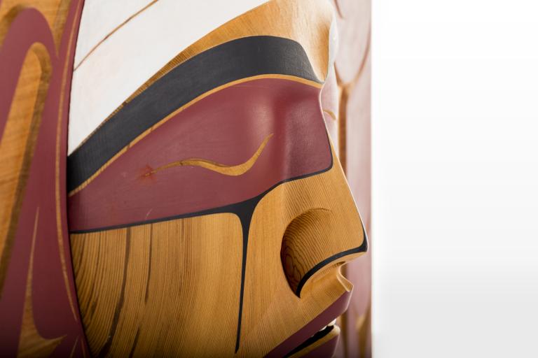 Visages sculptés en bois. Visibilité masquée.