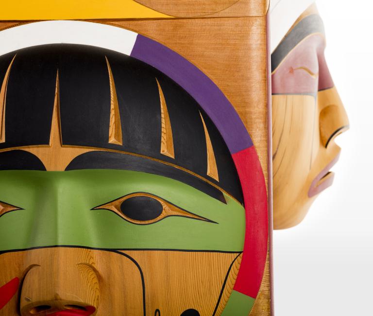 Visages sculptés en bois. Visibilité masquée.