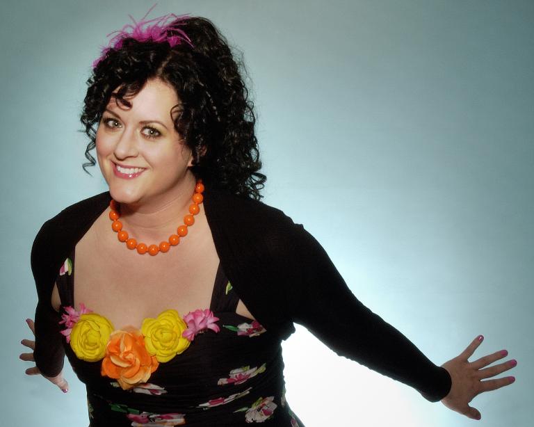 A smiling woman with her arms extended behind her Visibilité masquée.