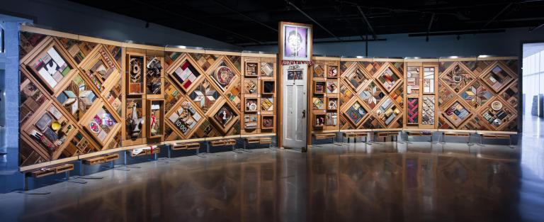 Une grande oeuvre d'art composée d'objets placés dans des cadres en cèdre. Visibilité masquée.