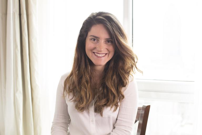 Une femme souriante qui regarde vers la caméra.Une femme souriante qui regarde vers la caméra.