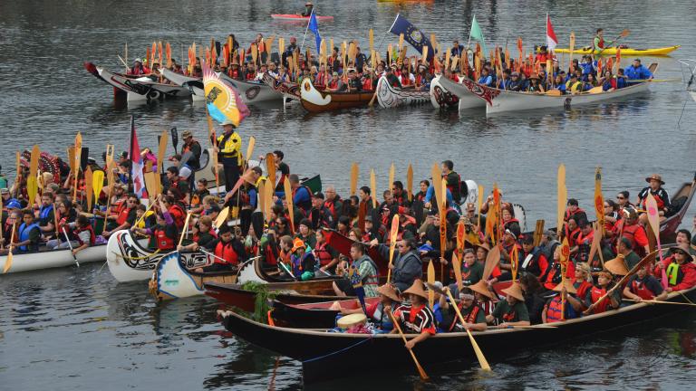 Quelques centaines de personnes dans 20 canots. Visibilité masquée.