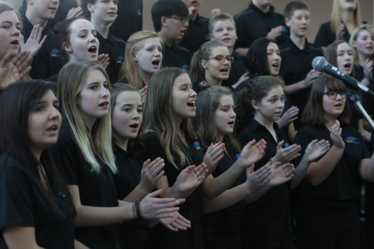 Une chorale de plus d’une vingtaine de jeunes choristes. Visibilité masquée.