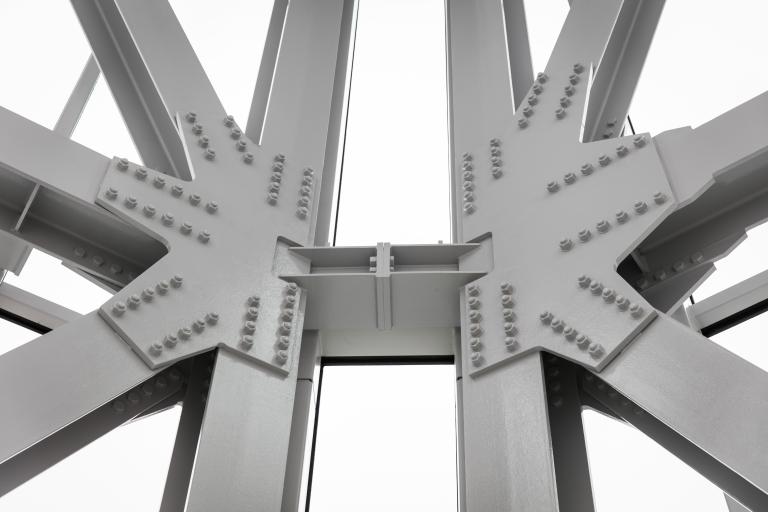 Gros plan de grosses poutres en métal. Visibilité masquée.