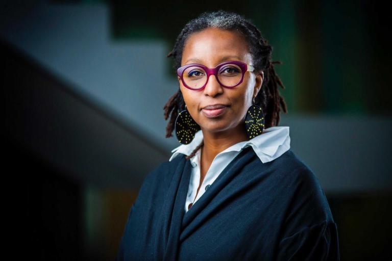 Portrait of a woman looking into the camera. Visibilité masquée.