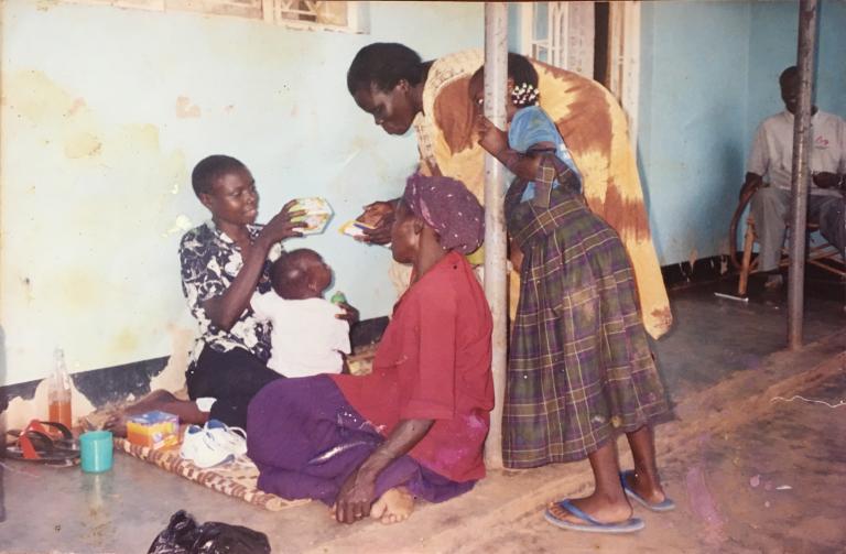 Grace (première à partir de la gauche) réunie avec sa famille après sa fuite de la LRA, Lira, Ouganda, 2004. Sa fille de 14 mois, née en captivité, est assise sur ses genoux.