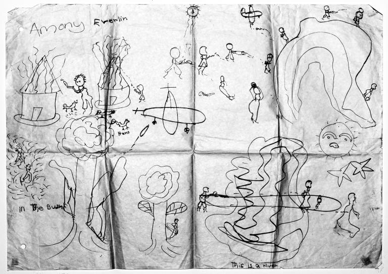 Dessin en noir et blanc d’un village en train de se faire attaquer. On distingue des gens armés un avion, une cabane en feu, une rivière et un buisson.