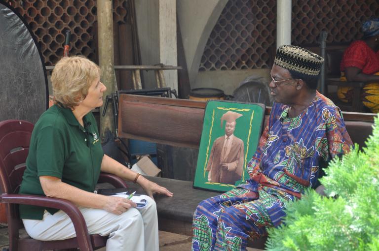 Two people in conversation seated across from each other. Visibilité masquée.
