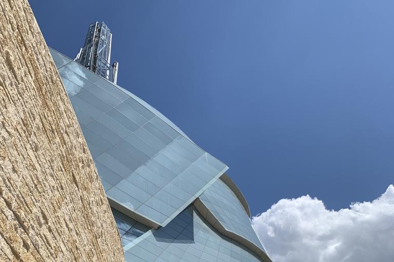 Exterior shot of the Museum at an upward angle. Visibilité masquée.