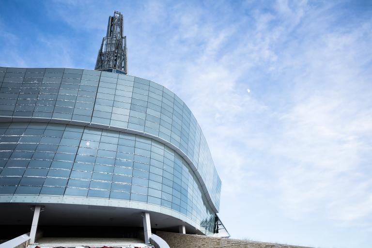 Une vue extérieure du Musée. Visibilité masquée.