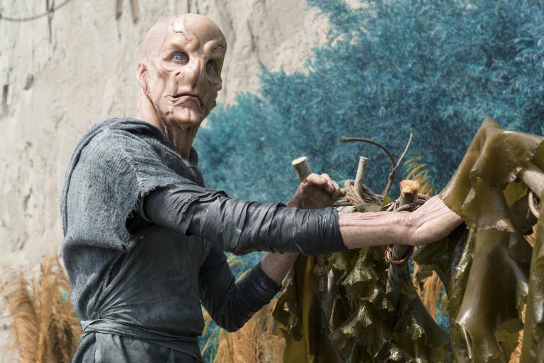 Un extraterrestre humanoïde debout près d’un mur. Visibilité masquée.