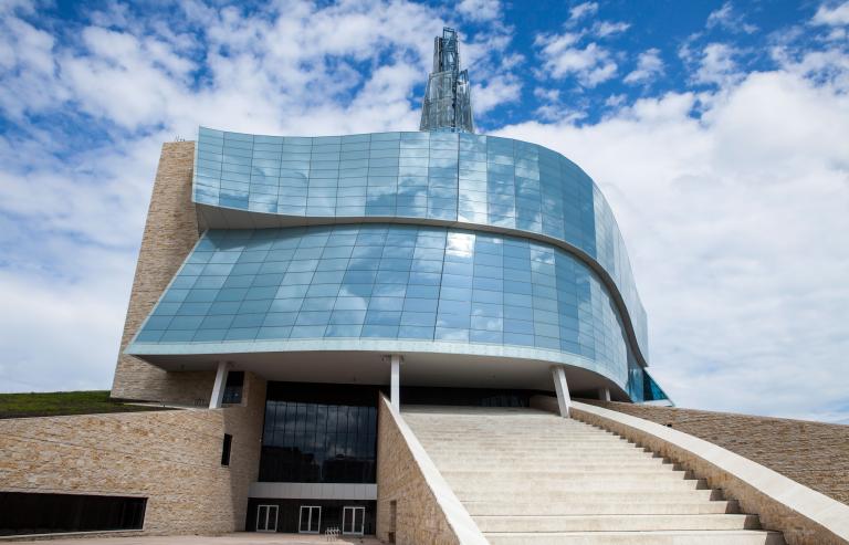 Vue extérieure du musée à un angle ascendant.