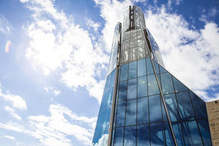 Vue extérieure de la tour au sommet du Musée.