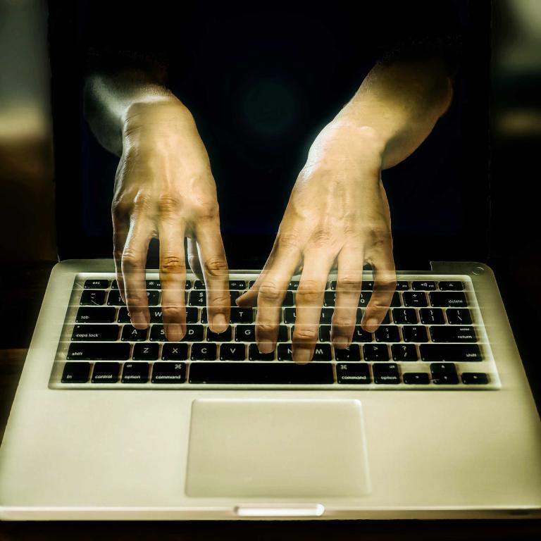 An image of transparent hands hovering over a keyboard. Visibilité masquée.