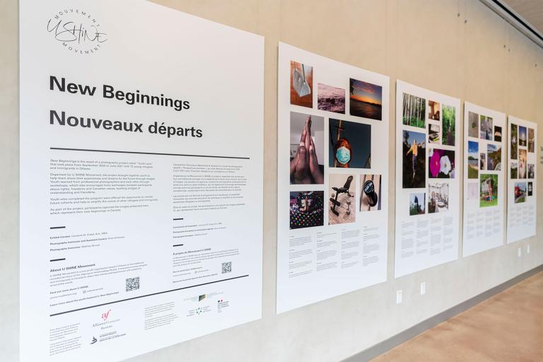 Cinq panneaux accrochés à un mur. Les panneaux contiennent des textes écrits et des images. Visibilité masquée.