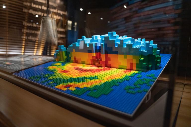 Un modèle Lego représentant les précipitations tombées dans les Caraïbes lors de l’ouragan Irma en 2017. Le modèle est composé de blocs bleus, verts, rouges, orange et jaunes.