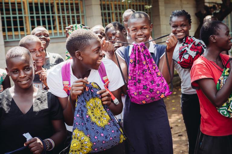 Des filles tiennent des sacs pour produits menstruels de leur atelier de couture de Days for Girls. Visibilité masquée.