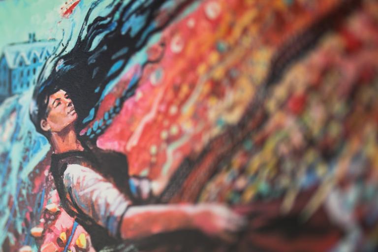 Une femme aux cheveux noirs semble se trouver dans une tempête de vent abstraite et colorée, avec du rouge et du bleu. Visibilité masquée.