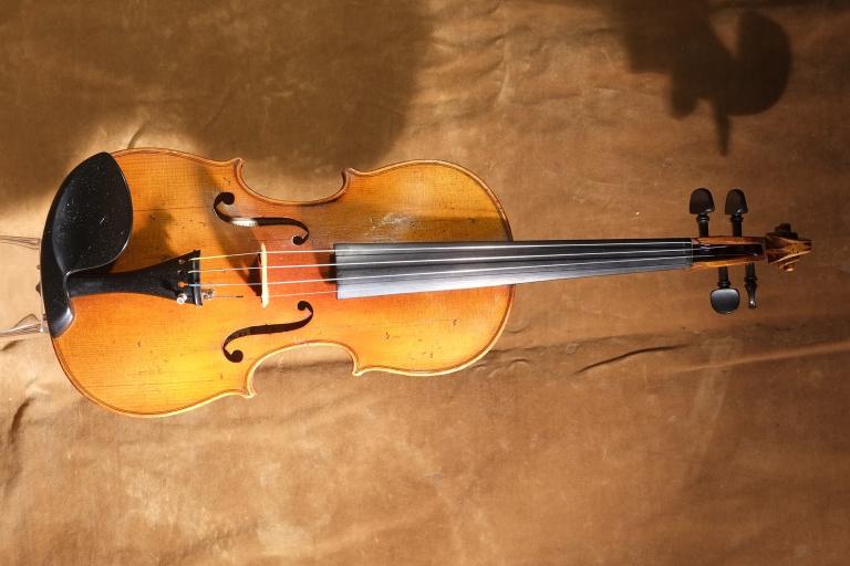 Un violin. Visibilité masquée.