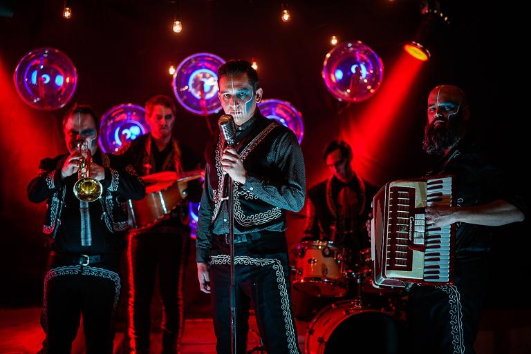 Les membres du groupe The Mariachi Ghost, vêtus de tenues et de maquillages traditionnels de mariachis mexicains. Visibilité masquée.