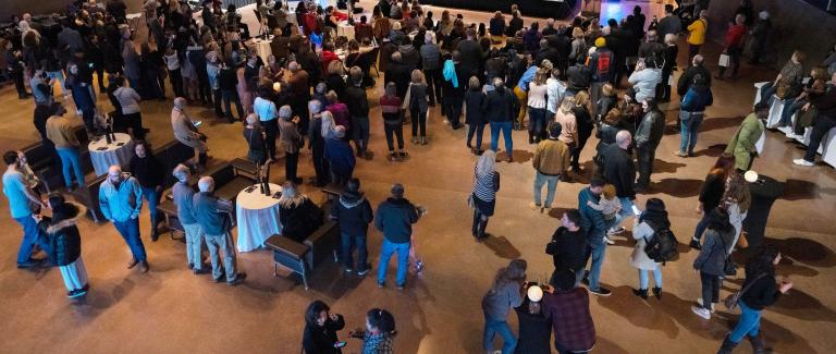 Une salle bondée de gens. Visibilité masquée.