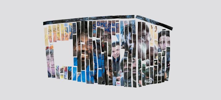 Le dessin d’un abri en bois est recouvert de bandes représentant des visages humains. Visibilité masquée.