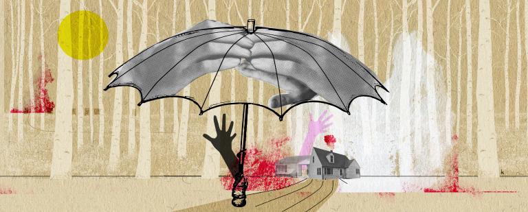 Un collage numérique avec un grand dessin d’un parapluie superposé à des images de grandes mains qui se chevauchent. En dessous, deux mains (l’une noire, l’autre rose) s’élèvent et s’éloignent d’une route stylisée menant à une maison lointaine, partiellement recouverte d’une tache pixélisée et trouble de couleur rouge. En arrière-plan se trouve une image d’une forêt de troncs d’arbres blancs et d’un faible soleil jaune. Visibilité masquée.