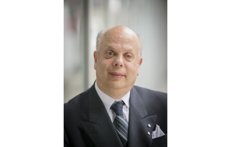 Portrait de David Lepofsky, un homme d’âge mûr en complet-cravate. Visibilité masquée.