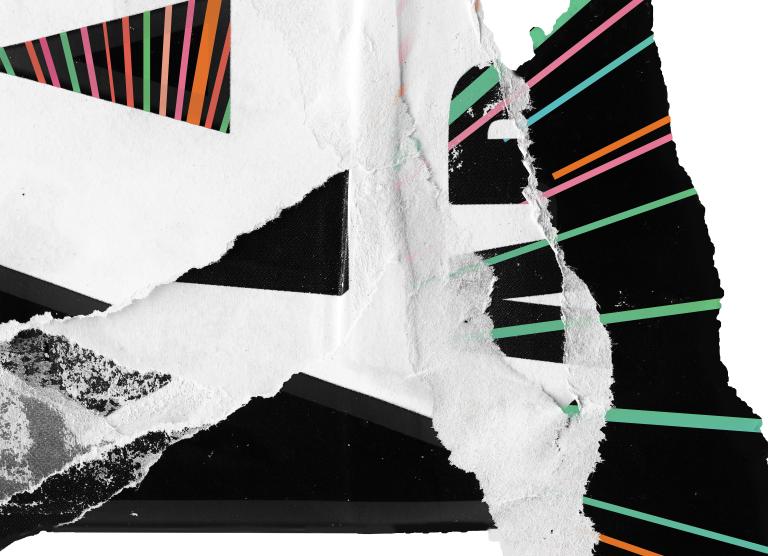 Un paquet de papier noir et blanc déchiré avec des couches de bandes pastel multicolores. Visibilité masquée.