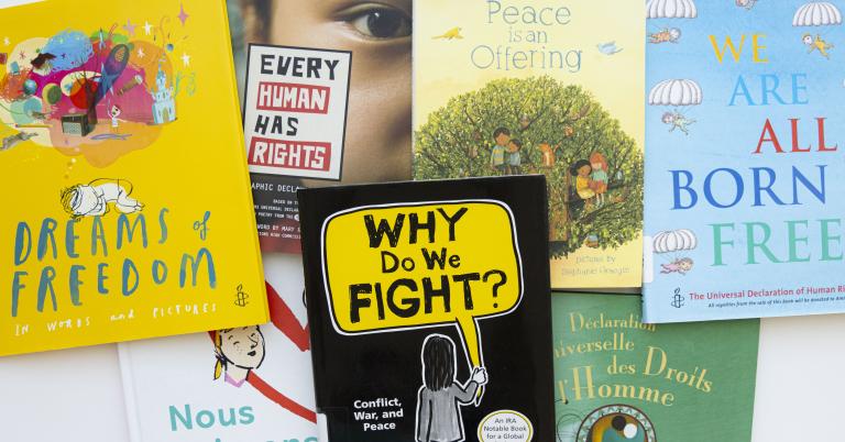 Les couvertures de sept livres en anglais et en français. Visibilité masquée.