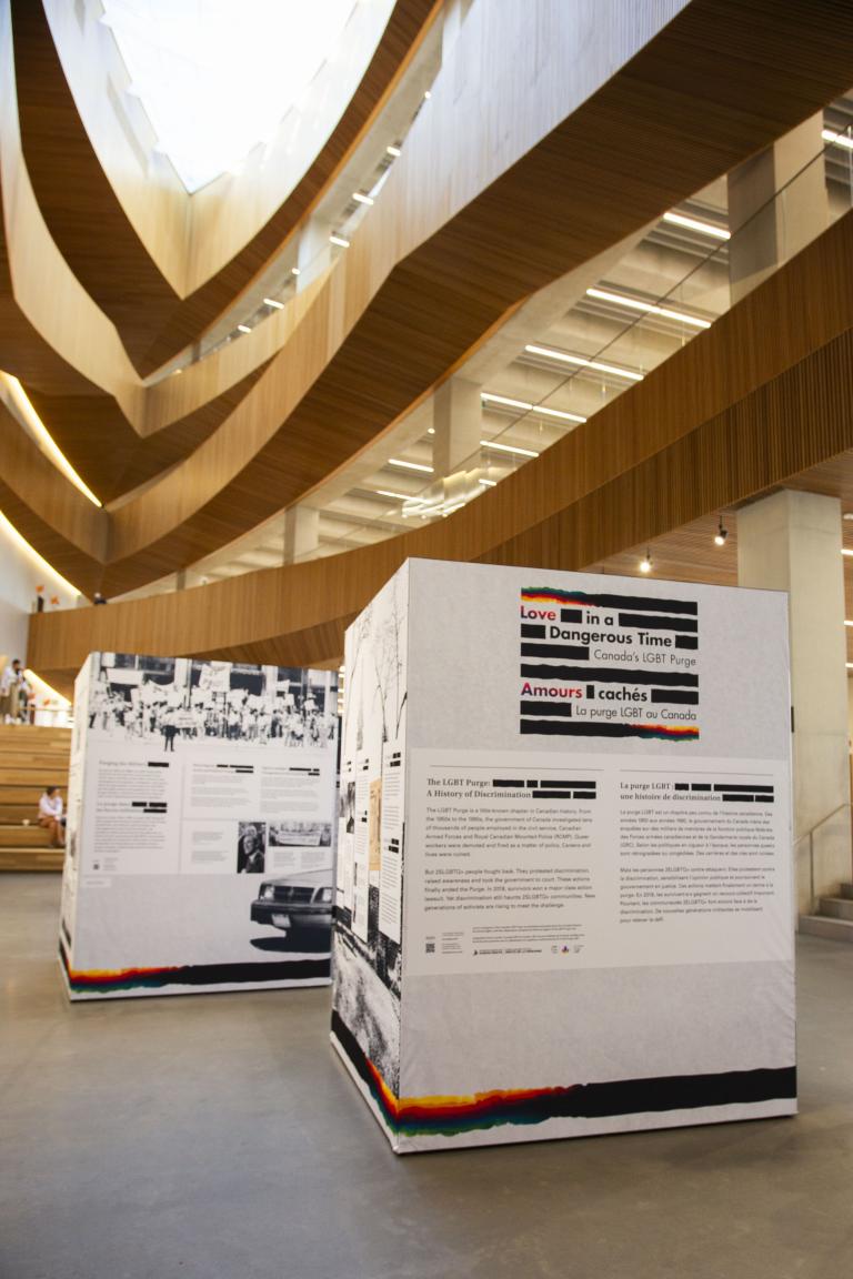  Un grand bâtiment doté d’un vaste espace ouvert, mettant en valeur son architecture et sa conception impressionnantes. Dans cet espace, il y a deux présentoirs d’information autoportants de l’expo-kiosque « Amours cachés » réalisée par le Musée canadien pour les droits de la personne.