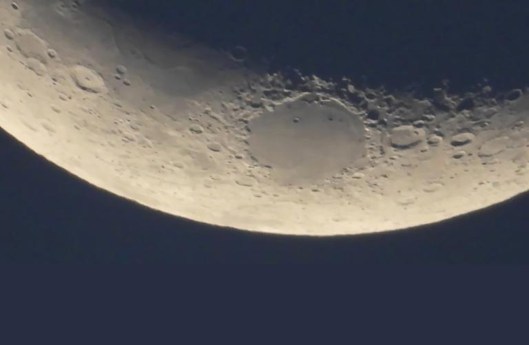 Un plan rapproché d’une partie de la surface de la lune. Visibilité masquée.