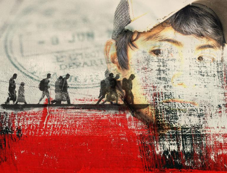 Un jeune homme aux cheveux noirs et coiffé d’une casquette, qui tourne la tête vers la droite comme pour vérifier ce qui se passe derrière lui, est superposée à une peinture d’adultes et d’enfants marchant sur un chemin sombre avec des bagages. Visibilité masquée.