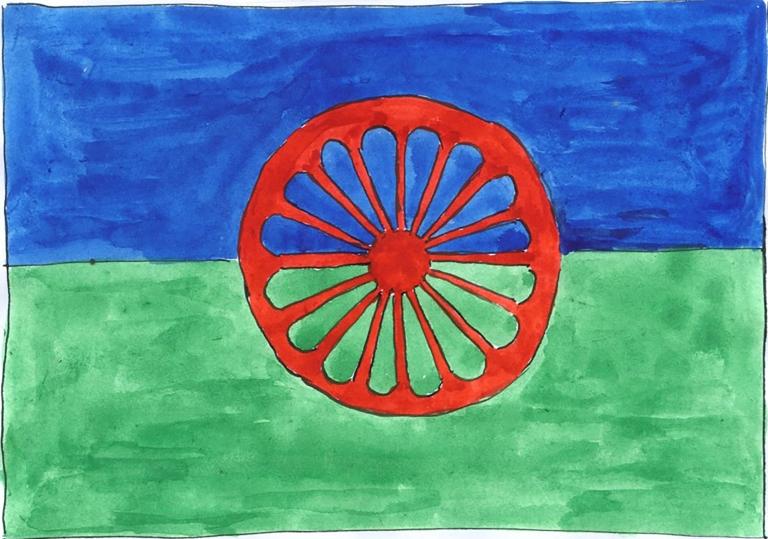 Une peinture du drapeau rom, bleu en haut, vert en bas, avec au centre un chakra rouge qui ressemble à une roue de wagon. Visibilité masquée.