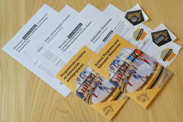 Des feuilles de papier, des livrets et des autocollants posés sur une table Visibilité masquée.